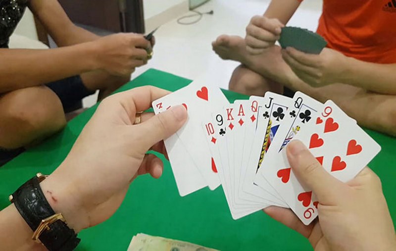 Trò chơi Sâm Lốc thường có 2-4 người chơi, mỗi người chơi được chia 9 lá bài