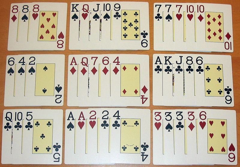 Mậu Binh thường được chơi với một bộ bài tiêu chuẩn gồm 52 lá