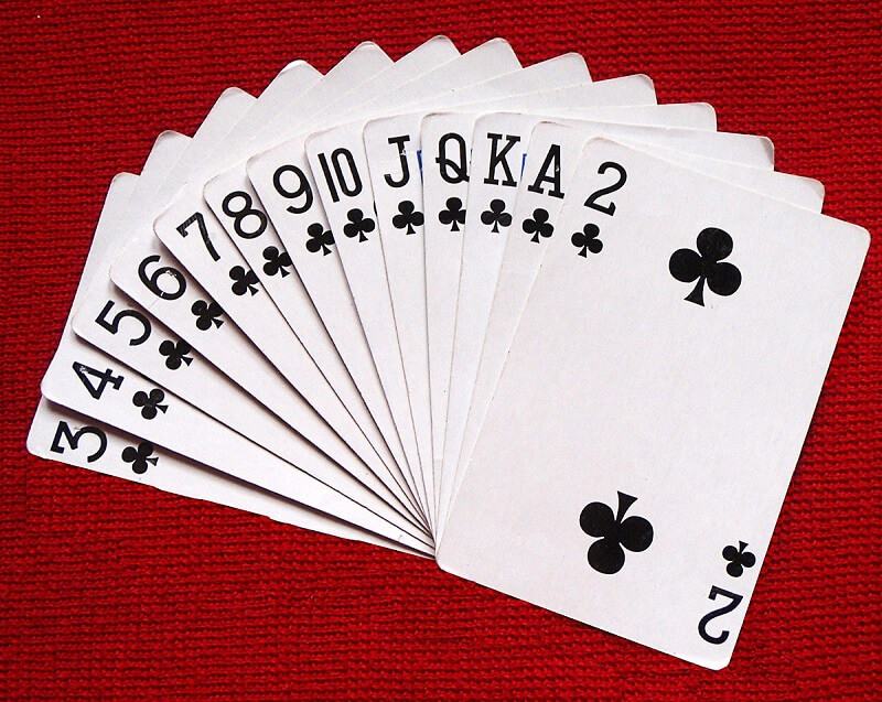 Bàn có nhiều lá bài có cùng giá trị, người tiếp theo có thể đặt lá bài có số lớn hơn
