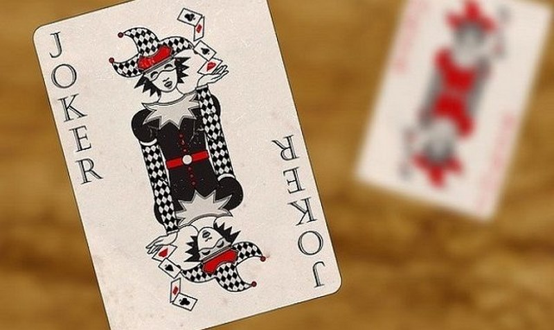 Trong Canasta, lá Joker được sử dụng như là "Joker", một quân bài đặc biệt